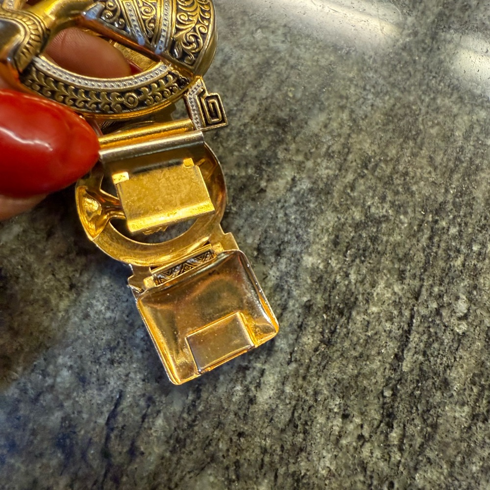 Vintage Egyptian Revival Statement Bracelet — Gold Tone Pharaoh Motif —Unsigned - Picture 8 of 10